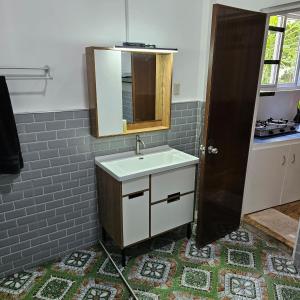 ValenciaA's Place - Casaroro的一间带水槽和镜子的浴室
