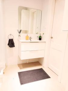 巴塞罗那By Born & Gothic Rooms的白色的浴室设有水槽和镜子