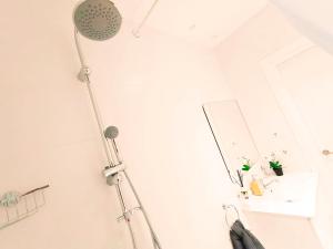 巴塞罗那By Born & Gothic Rooms的浴室的淋浴位于镜子旁