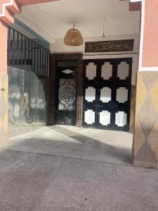 马拉喀什Appartement near to AirPort 262 avenue el khalij的两扇门和一座建筑物的入口