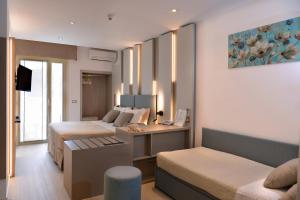 利尼亚诺萨比亚多罗科罗拉多酒店的酒店客房,设有两张床和一张沙发