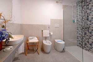 利尼亚诺萨比亚多罗科罗拉多酒店的浴室配有卫生间、盥洗盆和淋浴。