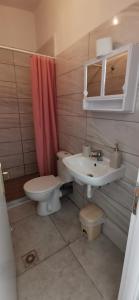 奈德里Papatsas Center Houses的一间带卫生间和水槽的浴室