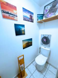 圣但尼Passion et détente by UTA HOUSE的一间带卫生间的浴室和墙上的照片