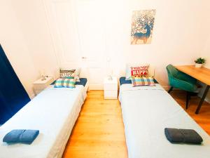 巴塞罗那By Born & Gothic Rooms的小型客房配有2张床和书桌。