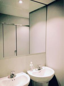 台北Fun Taipei Share House 樂趣台北共居 - 月租的一间带两个盥洗盆和大镜子的浴室