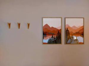 马尔梅迪MyDeer - Deluxe rooms & shared kitchen的挂在白色墙上的三幅画