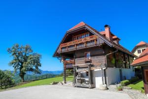 Trobni DolNa Skaluc - Country estate & Glamping的一座带山丘的木屋