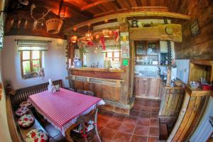 Trobni DolNa Skaluc - Country estate & Glamping的带桌子的厨房的顶部景色