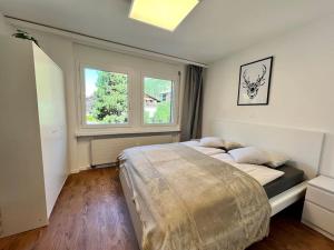 塔什Mountain magic apartment for 6 Near Zermatt的一间卧室设有一张大床和一个窗户。