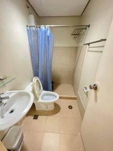 宿务1-BR unit in IT Park Cebu City的一间带卫生间和水槽的小浴室