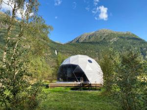 史特林Olden Glamping - One with nature的一座大圆顶帐篷,后方是一座山