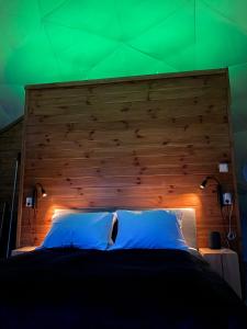 史特林Olden Glamping - One with nature的一间卧室设有大型木制床头板和一张床