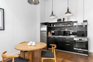 吉朗New York on Moorabool - Free Wi-Fi的厨房配有桌子、炉灶和冰箱。