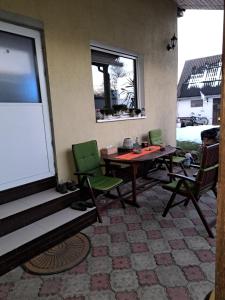AgnitaLa Bibicu的客房设有桌椅和窗户。