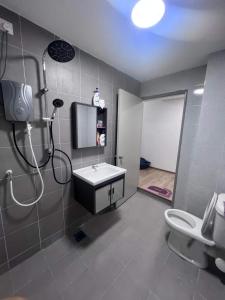 实兆远Sitiawan Acacia Homestay的带淋浴、盥洗盆和卫生间的浴室