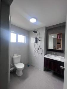 实兆远Sitiawan Acacia Homestay的浴室配有卫生间、盥洗盆和淋浴。