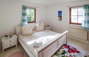普雷罗Amazing Home In Prerow With Wifi的带2扇窗户的客房内的一张白色床