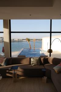 半月湾Elite Resort - Private Pool & Beach的带沙发和游泳池的客厅