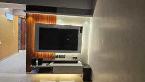 浦那Luxurious 2 BHK Apartment Fully Furnished with All Major Electronics and Automation的客厅的墙上配有电视