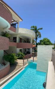 喀巴里特OKAINA 2的房屋前有游泳池的房子
