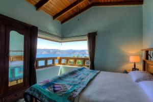 Cerro de OroLuxurious Lake Front Propertyfamiliescouples的一间带浴缸的海景卧室