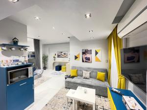 十月六日城Studio House 589-5的客厅配有灰色沙发和黄色调