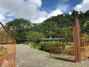 Dos BrazosYejos的花园前的橙色门