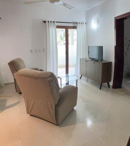 喀巴里特OKAINA 2的客厅配有椅子和电视