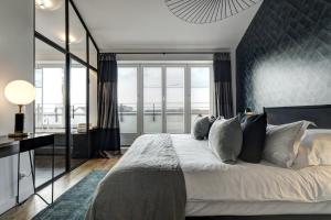 柏林高基公寓酒店的一间卧室设有一张大床和大窗户