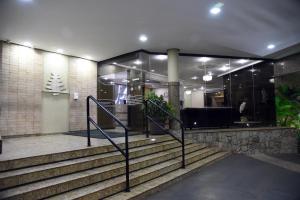 隆德里纳塞德罗酒店的通往大楼的楼梯
