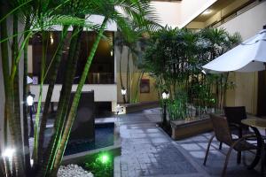 隆德里纳塞德罗酒店的一座带桌子和植物的庭院