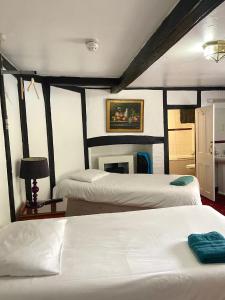 金斯兰利国王洛奇酒店的一间卧室设有两张床和一个壁炉