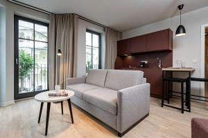 宾茨Gustav Appartements的客厅配有沙发和桌子