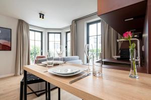 宾茨Gustav Appartements的用餐室和带木桌的客厅