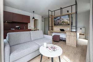 宾茨Gustav Appartements的客厅配有沙发和桌子