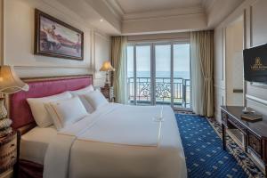 头顿The IMPERIAL Vung Tau Hotel的酒店客房设有一张床和一个阳台。