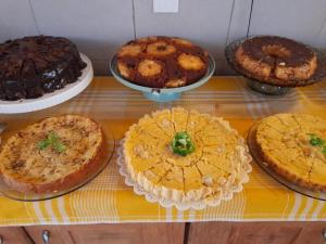 莫罗圣保罗Tapirandú Pousada的一张桌子,上面放着各种蛋糕和馅饼