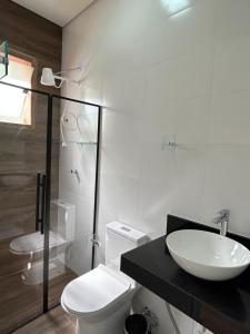 圣托梅-达斯莱特拉斯Hotel Chão Mineiro的白色的浴室设有水槽和卫生间。
