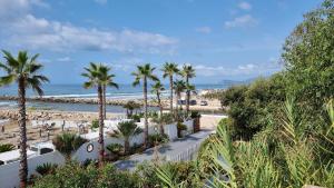斯佩隆加LA VILLA fronte SPIAGGIA BANDIERA BLU的享有棕榈树海滩和大海的景色