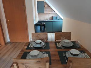In der Wachau的一间带桌子的用餐室和一间厨房