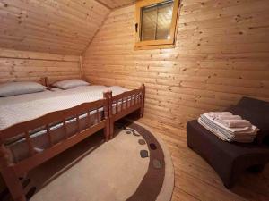 泽尼察Vikendica Green Forest, Zenica的小木屋内一间卧室,配有一张床