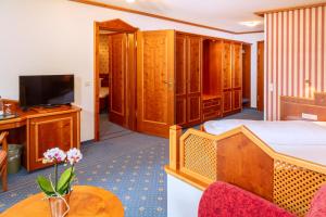 巴特克罗青根Parkhotel an der Therme的一间酒店客房,配有一张床和一台电视