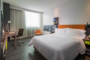 巴兰基亚巴兰基亚希尔顿汉普顿酒店的酒店客房设有一张大床和一张书桌。