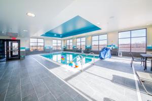 威奇托Hampton Inn By Hilton Wichita Northwest的大型建筑中的大型游泳池