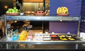 伦敦皇冠假日伦敦伊灵酒店的自助餐,包括水果和桌子上的饮料