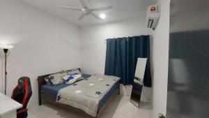 甘榜龙溪KAMI HOLIDAY HOME with SWIMMING POOL的一间卧室配有一张床和吊扇