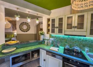 马拉喀什Maison Maria Palmeraie的厨房配有绿色台面和水槽