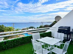 PampatarBel appartement sur l'île de Margarita, avec vue sur la mer的海景阳台上的桌椅