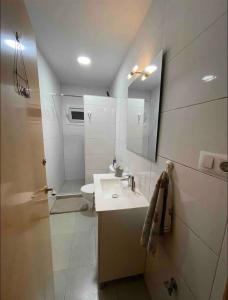 埃普拉特约布里加Cozy room next to el prat airport的一间带水槽、卫生间和镜子的浴室